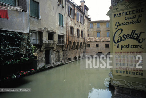 Treviso (Veneto), 2002. Canale del centro. Geo canale città fiume case.Treviso (Veneto),2002. The Canal of the city center ©Graziano Arici/Rosebud2
