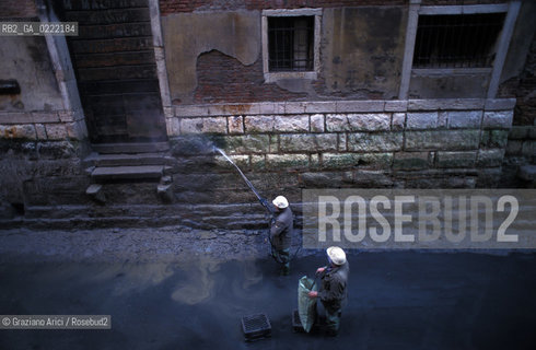 Venezia, 1996.Scavo per la pulizia di rii e canali. geo venezia canale rio pulizia scavo.Venice, 1996. Excavation for the cleaning of the canals ©Graziano Arici/Rosebud2