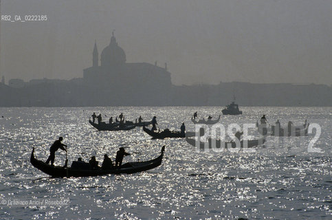- Venezia1992. Panoramica della laguna di Venezia.Gondole nel Bacino di San Marco. Geo Panorama veduta laguna.- Venice,1992.View of Venice Lagoon. Gondole in Saint Mark ©Graziano Arici/Rosebud2