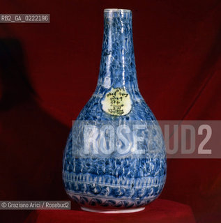 - Isola di San Lazzaro degli Armeni,Venezia,1990.Vaso in porcellana del XVII secolo. Lisola di San Lazzaro degli Armeni abbandonata nel XVI, nel 1717 fu donata dalla Repubblica di Venezia a un gruppo di monaci armeni fuggiti dalle persecuzioni turche, i quali restaurarono la chiesa e costruirono un monastero.GEO armeni monastero biblioteca vangeli miniature religione .- Saint Lazarus Island, Venice,1990.Seventeenth- century porcelain vase.The small island is one of worlds foremost centers of Armenian culture,it is completely occupied by a monastery ©Graziano Arici/Rosebud2