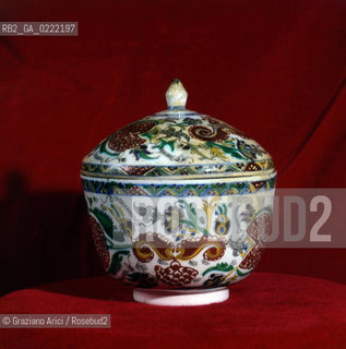 - Isola di San Lazzaro degli Armeni,Venezia,1990.Vaso in ceramica del XVIII secolo. Lisola di San Lazzaro degli Armeni abbandonata nel XVI, nel 1717 fu donata dalla Repubblica di Venezia a un gruppo di monaci armeni fuggiti dalle persecuzioni turche, i quali restaurarono la chiesa e costruirono un monastero.GEO armeni monastero biblioteca vangeli miniature religione .- Saint Lazarus Island, Venice,1990.Eighteenth- century ceramic vase.The small island is one of worlds foremost centers of Armenian culture,it is completely occupied by a monastery ©Graziano Arici/Rosebud2
