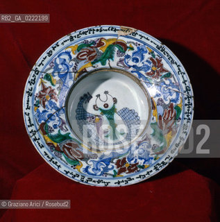 - Isola di San Lazzaro degli Armeni,Venezia.Vaso di barbiere del 1744 che si trovano nella biblioteca del monastero. Lisola di San Lazzaro degli Armeni abbandonata nel XVI, nel 1717 fu donata dalla Repubblica di Venezia a un gruppo di monaci armeni fuggiti dalle persecuzioni turche, i quali restaurarono la chiesa e costruirono un monastero.GEO armeni monastero biblioteca vaso miniature religione .- Saint Lazarus Island, Venice.Vase of the 1744.The small island is one of worlds foremost centers of Armenian culture,it is completely occupied by a monastery ©Graziano Arici/Rosebud2