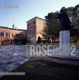 - Isola di San Lazzaro degli Armeni,Venezia,1990.Piazzale di ingresso con la statua in bronzo dellAbate Mechitar.Lisola di San Lazzaro degli Armeni abbandonata nel XVI, nel 1717 fu donata dalla Repubblica di Venezia a un gruppo di monaci armeni fuggiti dalle persecuzioni turche, i quali restaurarono la chiesa e costruirono un monastero.GEO armeni monastero biblioteca religione abate monaco .- Saint Lazarus Island, Venice,1990.Garden with the Statue of the Armenian Catholic monk Mechitar.The small island is one of worlds foremost centers of Armenian culture,it is completely occupied by a monastery ©Graziano Arici/Rosebud2