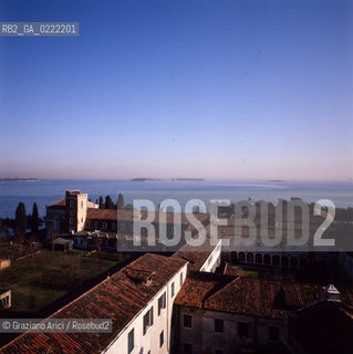 - Isola di San Lazzaro degli Armeni,Venezia,1990.Visione dallalto dellisola di San Lazzaro degli Armeni.Abbandonata nel XVI, nel 1717 fu donata dalla Repubblica di Venezia a un gruppo di monaci armeni fuggiti dalle persecuzioni turche, i quali restaurarono la chiesa e costruirono un monastero.GEO armeni monastero biblioteca religione abate monaco .- Saint Lazarus Island, Venice,1990.View of the small island.It is one of worlds foremost centers of Armenian culture,it is completely occupied by a monastery ©Graziano Arici/Rosebud2