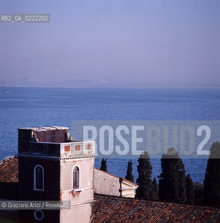 - Isola di San Lazzaro degli Armeni,Venezia,1990.La Torre del monastero.Visione dallalto dellisola di San Lazzaro degli Armeni.Abbandonata nel XVI, nel 1717 fu donata dalla Repubblica di Venezia a un gruppo di monaci armeni fuggiti dalle persecuzioni turche, i quali restaurarono la chiesa e costruirono un monastero.GEO armeni monastero biblioteca religione abate monaco .- Saint Lazarus Island, Venice,1990.View of the small island.It is one of worlds foremost centers of Armenian culture,it is completely occupied by a monastery ©Graziano Arici/Rosebud2