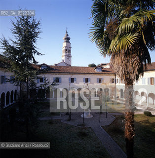 - Isola di San Lazzaro degli Armeni,Venezia,1990.Il chiostro del monastero.Lisola di San Lazzaro degli Armeni abbandonata nel XVI, nel 1717 fu donata dalla Repubblica di Venezia a un gruppo di monaci armeni fuggiti dalle persecuzioni turche, i quali restaurarono la chiesa e costruirono un monastero.GEO armeni monastero biblioteca religione chiostro convento.- Saint Lazarus Island, Venice,1990.The convent cloister.The small island is one of worlds foremost centers of Armenian culture,it is completely occupied by a monastery ©Graziano Arici/Rosebud2