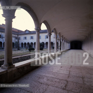 - Isola di San Lazzaro degli Armeni,Venezia,1990.Il chiostro del monastero.Lisola di San Lazzaro degli Armeni abbandonata nel XVI, nel 1717 fu donata dalla Repubblica di Venezia a un gruppo di monaci armeni fuggiti dalle persecuzioni turche, i quali restaurarono la chiesa e costruirono un monastero.GEO armeni monastero biblioteca religione chiostro convento.- Saint Lazarus Island, Venice,1990.The convent cloister.The small island is one of worlds foremost centers of Armenian culture,it is completely occupied by a monastery ©Graziano Arici/Rosebud2
