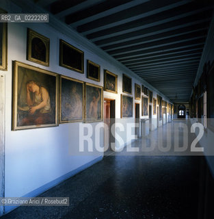 - Isola di San Lazzaro degli Armeni,Venezia,1990.La quadreria in cui vengono conservati quadri di pittori armeni.Lisola di San Lazzaro degli Armeni abbandonata nel XVI, nel 1717 fu donata dalla Repubblica di Venezia a un gruppo di monaci armeni fuggiti dalle persecuzioni turche, i quali restaurarono la chiesa e costruirono un monastero.GEO armeni monastero biblioteca religione quadreria quadri .- Saint Lazarus Island, Venice,1990.The picture gallery.The small island is one of worlds foremost centers of Armenian culture,it is completely occupied by a monastery ©Graziano Arici/Rosebud2