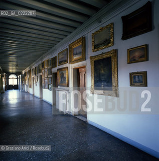 - Isola di San Lazzaro degli Armeni,Venezia,1990.La quadreria in cui vengono conservati quadri di pittori armeni.Lisola di San Lazzaro degli Armeni abbandonata nel XVI, nel 1717 fu donata dalla Repubblica di Venezia a un gruppo di monaci armeni fuggiti dalle persecuzioni turche, i quali restaurarono la chiesa e costruirono un monastero.GEO armeni monastero biblioteca religione quadreria quadri .- Saint Lazarus Island, Venice,1990.The picture gallery.The small island is one of worlds foremost centers of Armenian culture,it is completely occupied by a monastery ©Graziano Arici/Rosebud2