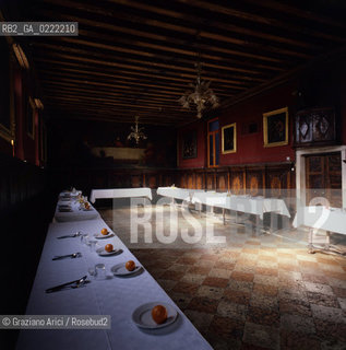 - Isola di San Lazzaro degli Armeni,Venezia,1990.Il refettorio.Lisola di San Lazzaro degli Armeni abbandonata nel XVI, nel 1717 fu donata dalla Repubblica di Venezia a un gruppo di monaci armeni fuggiti dalle persecuzioni turche, i quali restaurarono la chiesa e costruirono un monastero.GEO armeni monastero biblioteca religione abate monaco .- Saint Lazarus Island, Venice,1990.The refectory.The small island is one of worlds foremost centers of Armenian culture,it is completely occupied by a monastery ©Graziano Arici/Rosebud2