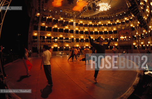 -Venezia,1995. Teatro La Fenice. Prova di balletto. Danza spettacolo teatro Fenice backstage prova.-Venice,1995. Theatre La Fenice. Trials of a ballet ©Graziano Arici/Rosebud2..La cessione dei diritti di questa immagine si intende per quanto di nostra competenza. Non comprende invece le eventuali spese  relative a diritti che potranno essere richiesti dagli Enti o persone fisiche cui appartengono eventualmente i soggetti  ripresi. Tali costi, ove necessari, e l’espletamento di qualsivoglia pratica di richiesta di concessione del permesso di pubblicazione sono esclusivamente a carico e a cura del soggetto acquirente di questa immagine.