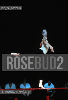 Venezia, 1982.Gran Teatro La Fenice. Balletto Bolero, coreografia di Maurice Bejart, musica di Maurice Ravel, Corpo di Ballo Bejart Ballet Lausanne. Danza Teatro balletto Bolero Ravel Bejart.Venice, 1982. Gran Teatro La Fenice. The ballet Bolero choreographed by Maurice Bejart, music by Maurice Ravel, chorus Bejart Ballet Lausanne © Archivio Graziano Arici MES  astga ©Graziano Arici/Rosebud2