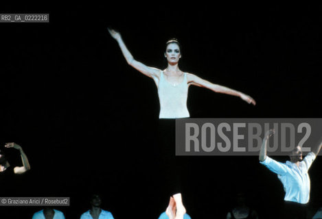 Venezia, 1982.Gran Teatro La Fenice. Balletto Bolero, coreografia di Maurice Bejart, musica di Maurice Ravel, Corpo di Ballo Bejart Ballet Lausanne. Danza Teatro balletto Bolero Ravel Bejart.Venice, 1982. Gran Teatro La Fenice. The ballet Bolero choreographed by Maurice Bejart, music by Maurice Ravel, chorus Bejart Ballet Lausanne © Archivio Graziano Arici MES  astga ©Graziano Arici/Rosebud2