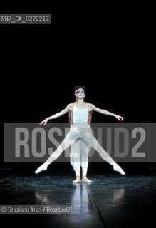 Venezia, 1982.Gran Teatro La Fenice. Balletto Bolero, coreografia di Maurice Bejart, musica di Maurice Ravel, Corpo di Ballo Bejart Ballet Lausanne. Danza Teatro balletto Bolero Ravel Bejart.Venice, 1982. Gran Teatro La Fenice. The ballet Bolero choreographed by Maurice Bejart, music by Maurice Ravel, chorus Bejart Ballet Lausanne © Archivio Graziano Arici MES  astga ©Graziano Arici/Rosebud2