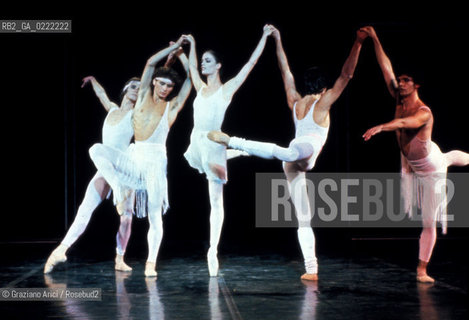 Venezia, 1982.Gran Teatro La Fenice. Balletto Bolero, coreografia di Maurice Bejart, musica di Maurice Ravel, Corpo di Ballo Bejart Ballet Lausanne. Danza Teatro balletto Bolero Ravel Bejart.Venice, 1982. Gran Teatro La Fenice. The ballet Bolero choreographed by Maurice Bejart, music by Maurice Ravel, chorus Bejart Ballet Lausanne © Archivio Graziano Arici MES  astga ©Graziano Arici/Rosebud2