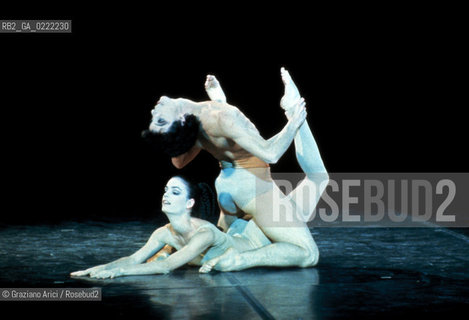 Venezia, 1982.Gran Teatro La Fenice. Balletto Bolero, coreografia di Maurice Bejart, musica di Maurice Ravel, Corpo di Ballo Bejart Ballet Lausanne. Danza Teatro balletto Bolero Ravel Bejart.Venice, 1982. Gran Teatro La Fenice. The ballet Bolero choreographed by Maurice Bejart, music by Maurice Ravel, chorus Bejart Ballet Lausanne © Archivio Graziano Arici MES  astga ©Graziano Arici/Rosebud2