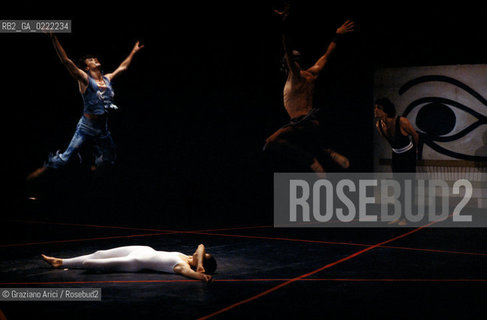 Venezia, 1980.Gran Teatro La Fenice. Balletto Il Flauto Magico, coreografia di Maurice Bejart, musica di Mozart, Corpo di Ballo Bejart Ballet Lausanne. Danza Teatro balletto Mozart Flauto Magico Bejart.Venice, 1980. Gran Teatro La Fenice. The ballet The Magic Flute choreographed by Maurice Bejart, music by Mozart, chorus Bejart Ballet Lausanne © Archivio Graziano Arici MES  astga ©Graziano Arici/Rosebud2