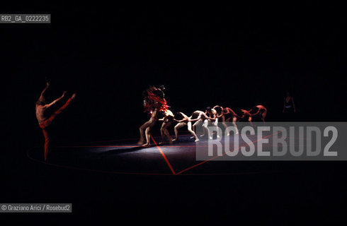 Venezia, 1980.Gran Teatro La Fenice. Balletto Il Flauto Magico, coreografia di Maurice Bejart, musica di Mozart, Corpo di Ballo Bejart Ballet Lausanne. Danza Teatro balletto Mozart Flauto Magico Bejart.Venice, 1980. Gran Teatro La Fenice. The ballet The Magic Flute choreographed by Maurice Bejart, music by Mozart, chorus Bejart Ballet Lausanne © Archivio Graziano Arici MES  astga ©Graziano Arici/Rosebud2
