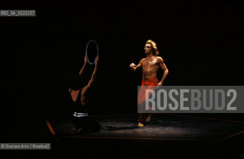 Venezia, 1980.Gran Teatro La Fenice. Balletto Il Flauto Magico, coreografia di Maurice Bejart, musica di Mozart, Corpo di Ballo Bejart Ballet Lausanne. Danza Teatro balletto Mozart Flauto Magico Bejart.Venice, 1980. Gran Teatro La Fenice. The ballet The Magic Flute choreographed by Maurice Bejart, music by Mozart, chorus Bejart Ballet Lausanne © Archivio Graziano Arici MES  astga ©Graziano Arici/Rosebud2