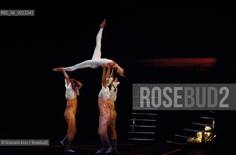 Venezia, 1980.Gran Teatro La Fenice. Balletto Il Flauto Magico, coreografia di Maurice Bejart, musica di Mozart, Corpo di Ballo Bejart Ballet Lausanne. Danza Teatro balletto Mozart Flauto Magico Bejart.Venice, 1980. Gran Teatro La Fenice. The ballet The Magic Flute choreographed by Maurice Bejart, music by Mozart, chorus Bejart Ballet Lausanne © Archivio Graziano Arici MES  astga ©Graziano Arici/Rosebud2