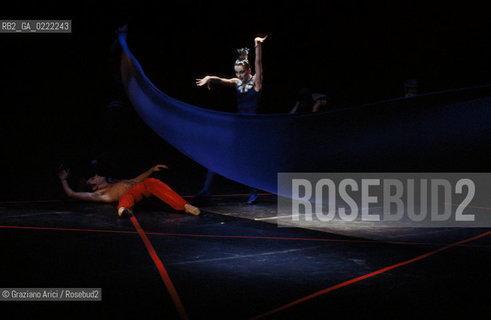 Venezia, 1980.Gran Teatro La Fenice. Balletto Il Flauto Magico, coreografia di Maurice Bejart, musica di Mozart, Corpo di Ballo Bejart Ballet Lausanne. Danza Teatro balletto Mozart Flauto Magico Bejart.Venice, 1980. Gran Teatro La Fenice. The ballet The Magic Flute choreographed by Maurice Bejart, music by Mozart, chorus Bejart Ballet Lausanne © Archivio Graziano Arici MES  astga ©Graziano Arici/Rosebud2