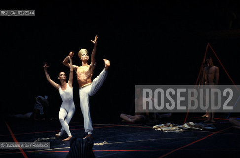 Venezia, 1980.Gran Teatro La Fenice. Balletto Il Flauto Magico, coreografia di Maurice Bejart, musica di Mozart, Corpo di Ballo Bejart Ballet Lausanne. Danza Teatro balletto Mozart Flauto Magico Bejart.Venice, 1980. Gran Teatro La Fenice. The ballet The Magic Flute choreographed by Maurice Bejart, music by Mozart, chorus Bejart Ballet Lausanne © Archivio Graziano Arici MES  astga ©Graziano Arici/Rosebud2