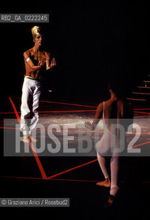 Venezia, 1980.Gran Teatro La Fenice. Balletto Il Flauto Magico, coreografia di Maurice Bejart, musica di Mozart, Corpo di Ballo Bejart Ballet Lausanne. Danza Teatro balletto Mozart Flauto Magico Bejart.Venice, 1980. Gran Teatro La Fenice. The ballet The Magic Flute choreographed by Maurice Bejart, music by Mozart, chorus Bejart Ballet Lausanne © Archivio Graziano Arici MES  astga ©Graziano Arici/Rosebud2