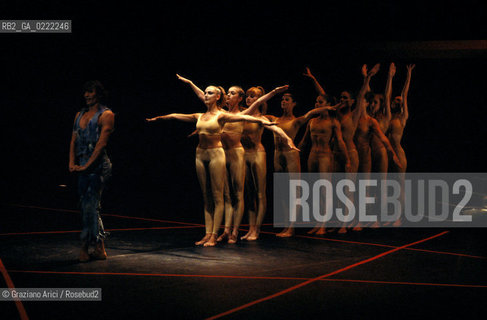 Venezia, 1980.Gran Teatro La Fenice. Balletto Il Flauto Magico, coreografia di Maurice Bejart, musica di Mozart, Corpo di Ballo Bejart Ballet Lausanne. Danza Teatro balletto Mozart Flauto Magico Bejart.Venice, 1980. Gran Teatro La Fenice. The ballet The Magic Flute choreographed by Maurice Bejart, music by Mozart, chorus Bejart Ballet Lausanne © Archivio Graziano Arici MES  astga ©Graziano Arici/Rosebud2