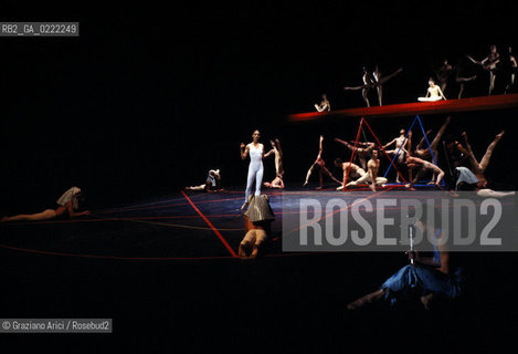 Venezia, 1980.Gran Teatro La Fenice. Balletto Il Flauto Magico, coreografia di Maurice Bejart, musica di Mozart, Corpo di Ballo Bejart Ballet Lausanne. Danza Teatro balletto Mozart Flauto Magico Bejart.Venice, 1980. Gran Teatro La Fenice. The ballet The Magic Flute choreographed by Maurice Bejart, music by Mozart, chorus Bejart Ballet Lausanne © Archivio Graziano Arici MES  astga ©Graziano Arici/Rosebud2