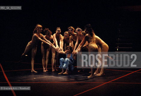 Venezia, 1980.Gran Teatro La Fenice. Balletto Il Flauto Magico, coreografia di Maurice Bejart, musica di Mozart, Corpo di Ballo Bejart Ballet Lausanne. Danza Teatro balletto Mozart Flauto Magico Bejart.Venice, 1980. Gran Teatro La Fenice. The ballet The Magic Flute choreographed by Maurice Bejart, music by Mozart, chorus Bejart Ballet Lausanne © Archivio Graziano Arici MES  astga ©Graziano Arici/Rosebud2