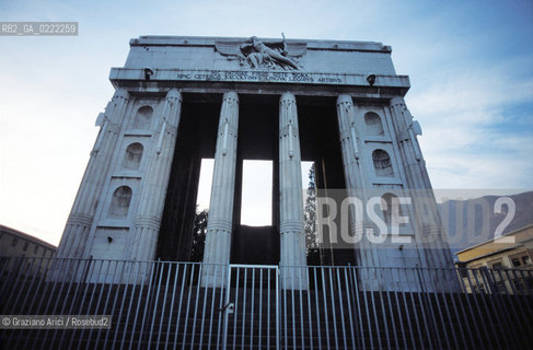 Bolzano,2002. LArco di Trionfo simbolo della politica del fascismo in Alto Adige. Geo arco trionfo fascismo.Bolzano,2002.The Triumphal Arch symbol of the fascism ©Graziano Arici/Rosebud2