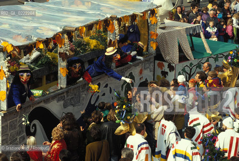 - Basilea, Svizzera,1995.Carnevale di Basilea.Sfilata dei carri mascherati.Geo carnevale maschere costumi travestimenti.- Basilea,Svizzera,1995.Canival of Basilea.Carnivals floats ©Graziano Arici/Rosebud2