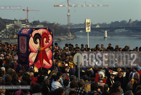 - Basilea, Svizzera,1995.Carnevale di Basilea. Folla di maschere.Geo carnevale maschere costumi travestimenti.- Basilea,Svizzera,1995.Canival of Basilea.Crowds of people ©Graziano Arici/Rosebud2