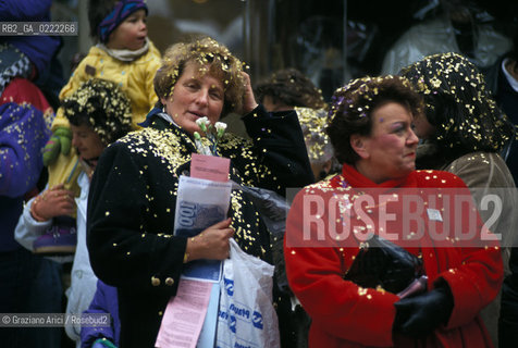 - Basilea, Svizzera,1995.Carnevale di Basilea. Spettatrici della sfilata di maschere con coriandoli.Geo carnevale maschere costumi travestimenti.- Basilea,Svizzera,1995.Canival of Basilea.Spectators with streamers ©Graziano Arici/Rosebud2
