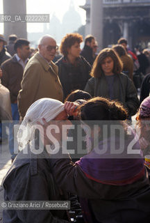 - Venezia,1993.Carnevale di Venezia. Piazza San Marco.Truccatori in piazza dipingono il viso:una truccatrice mentre disegna la maschera sul volto di una ragazza Geo carnevale trucco disegno maschera.- Venice,1993. Carnival of Venice.Saint Marks Square. A makeup artist at work ©Graziano Arici/Rosebud2