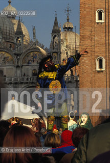 - Venezia,1993.Carnevale di Venezia. Spettacolo teatrale in Piazza San Marco. GEO Carnevale spettacolo maschera travestimento costume.- Venice,1993. Carnival of Venice.Performance in Saint Marks Square ©Graziano Arici/Rosebud2