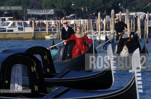 - Venezia,1990.Carnevale di Venezia.Gondole sul Canal Grande.Geo Carnevale barche maschere travestimento .- Venice,1990.Carnival of Venice. Gondole ©Graziano Arici/Rosebud2