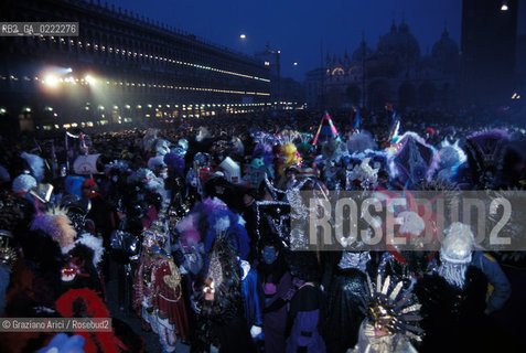 - Venezia,1992.Carnevale di Venezia di notte. Folla di maschere in Piazza San Marco. GEO carnevale maschere travestimento spettatori commedia arte.- Venice,1992. Carnival of Venice by night.Crowds of people in Saint Marks Square ©Graziano Arici/Rosebud2