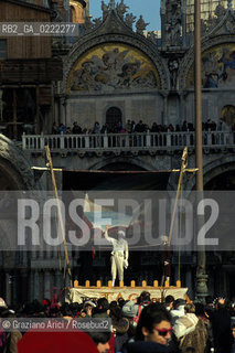 - Venezia,1992.Carnevale di Venezia. Spettacolo teatrale in Piazza San Marco. GEO Carnevale spettacolo maschera travestimento costume.- Venice,1992. Carnival of Venice.Performance in Saint Marks Square ©Graziano Arici/Rosebud2