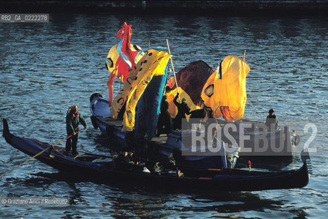 - Venezia,1990.Carnevale di Venezia. Barche di Carnevale sul Canal Grande.Geo Carnevale barche maschere travestimento .- Venice,1990.Carnival of Venice. Carnival Boat ©Graziano Arici/Rosebud2