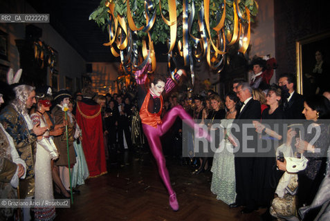 Venezia, 1986.Carnevale. Ballo della stampa a Palazzo Malipiero organizzato da Bruno Tosi. Carnevale Festa Stampa.Venice, 1986. Carnival of Venice. Press Party in the Palazzo Malipiero ©Graziano Arici/Rosebud2