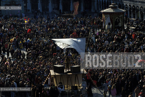- Venezia,1992.Carnevale di Venezia. Folla di maschere in Piazza San Marco. GEO carnevale maschere travestimento spettatori commedia arte.- Venice,1992. Carnival of Venice.Crowds of people in Saint Marks Square ©Graziano Arici/Rosebud2