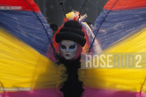 - Venezia,1994.Carnevale di Venezia.Maschera farfalla.GEO Carnevale maschera carnival travestimento.- Venice,1994. Carnival of Venice.Butterflay Masker ©Graziano Arici/Rosebud2