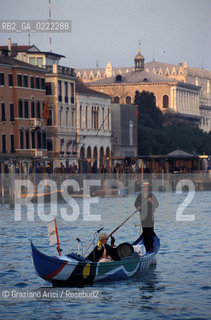- Venezia,1993.Carnevale di Venezia.Gondola colorata swatch sul Canal Grande.Geo Carnevale barche maschere travestimento Swatch Gondola .- Venice,1993.Carnival of Venice. Swatch Gondola ©Graziano Arici/Rosebud2