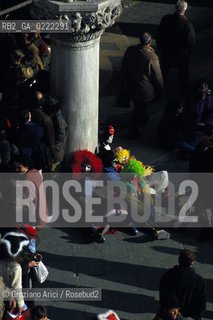 - Venezia,1992.Carnevale di Venezia. Folla di maschere in Piazza San Marco. GEO carnevale maschere travestimento spettatori commedia arte.- Venice,1992. Carnival of Venice.Crowds of people in Saint Marks Square ©Graziano Arici/Rosebud2