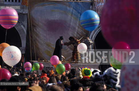 - Venezia,1992.Carnevale di Venezia. Spettacolo teatrale in Piazza San Marco. GEO Carnevale spettacolo maschera travestimento costume.- Venice,1992. Carnival of Venice.Performance in Saint Marks Square ©Graziano Arici/Rosebud2