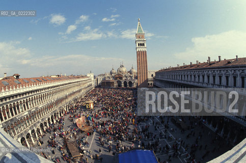 Venezia,1992.Carnevale di Venezia. Folla di maschere in Piazza San Marco. GEO carnevale maschere travestimento spettatori commedia arte.Venice,1992. Carnival of Venice.Crowds of people in Saint Marks Square ©Graziano Arici/Rosebud2