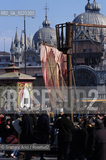 - Venezia,1993.Carnevale di Venezia. Spettacolo teatrale in Piazza San Marco. GEO Carnevale spettacolo maschera travestimento costume.- Venice,1993. Carnival of Venice.Performance in Saint Marks Square ©Graziano Arici/Rosebud2