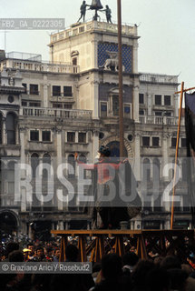- Venezia,1993.Carnevale di Venezia. Spettacolo teatrale in Piazza San Marco. GEO Carnevale spettacolo maschera travestimento costume.- Venice,1993. Carnival of Venice.Performance in Saint Marks Square ©Graziano Arici/Rosebud2