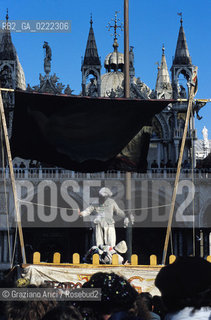 - Venezia,1992.Carnevale di Venezia. Spettacolo teatrale in Piazza San Marco. GEO Carnevale spettacolo maschera travestimento costume.- Venice,1992. Carnival of Venice.Performance in Saint Marks Square ©Graziano Arici/Rosebud2